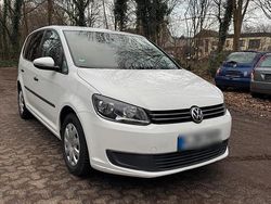 Weiß Gebraucht 2013 VW Touran Trendline Van / Kleinbus | 6.399 € (Etwas zu teuer)