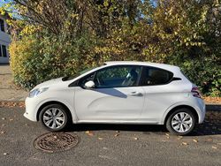 Weiß Gebraucht 2014 Peugeot 208 Kleinwagen | 4.400 € (Guter Preis)