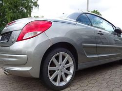 Silbergraumet. Gebraucht 2010 Peugeot 207 CC Roland Garros Cabrio | 3.750 € (Teuer)