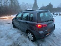 Grau Gebraucht 2004 Mazda 2 Kombi | 1.550 €