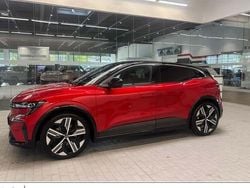 Dezirrot metallic, dach black Gebraucht 2022 Renault Mégane Iconic Limousine | 25.780 € (Guter Preis)