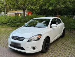 Weiß Gebraucht 2010 Kia Ceed Kleinwagen | 3.700 € (Fairer Preis)