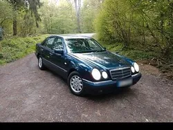 Blau Gebraucht 1998 Mercedes E240 Limousine | 3.500 € (Fairer Preis)