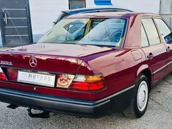 Rot Gebraucht 1989 Mercedes E300 Limousine | 7.990 €