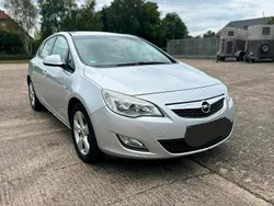 Silber Gebraucht 2012 Opel Astra Edition Limousine | 2.499 € (Guter Preis)