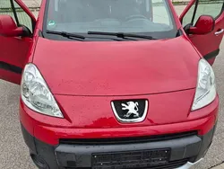 Rot Gebraucht 2010 Peugeot Partner Tepee Family Van / Kleinbus | 6.900 €