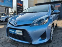 Blau Gebraucht 2013 Toyota Yaris Hybrid Life Limousine | 9.990 € (Guter Preis)