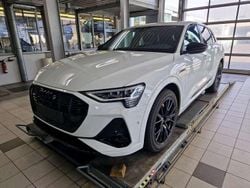 Gletscherweiß metallic Gebraucht 2022 Audi e-tron Black Edition SUV | 35.605 € (Fairer Preis)