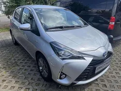 Silber Gebraucht 2017 Toyota Yaris Hybrid Comfort Kleinwagen | 13.990 € (Guter Preis)