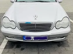 Grau Gebraucht 2000 Mercedes C200 Kleinwagen | 2.900 €