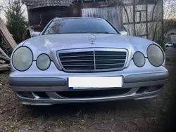 Silber Gebraucht 2002 Mercedes E220 Kombi | 1.999 €