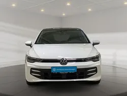 Pure white uni Gebraucht 2024 VW Golf VIII Life Limousine | 25.990 € (Fairer Preis)