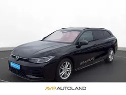 Grenadillschwarz Gebraucht 2024 VW Passat R-line Kombi | 40.800 € (Teuer)