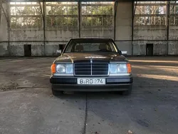 Silber Gebraucht 1991 Mercedes E230 Limousine | 11.900 €
