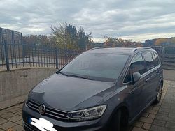 Grau Gebraucht 2019 VW Touran Highline Van / Kleinbus | 22.999 € (Fairer Preis)