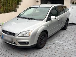 Silber Gebraucht 2007 Ford Focus Kombi | 3.000 €