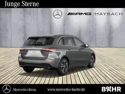 Grau Gebraucht 2024 Mercedes B200 Van / Kleinbus | 32.750 € (Fairer Preis)
