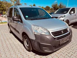 Grau Gebraucht 2017 Peugeot Partner Premium Van / Kleinbus | 4.900 € (Fairer Preis)