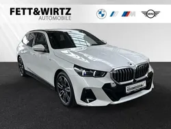 Mineralweiss metallic Gebraucht 2024 BMW 520 M Sport Kombi | 51.650 € (Superpreis)