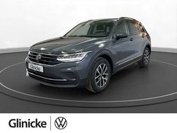 Grau (delfingrau metallic) Gebraucht 2022 VW Tiguan Life SUV | 26.480 € (Fairer Preis)