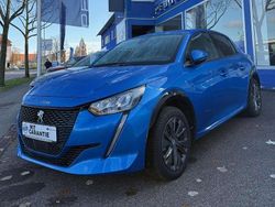 Blau/typ metallic perlmutt Gebraucht 2021 Peugeot e-208 Allure Kleinwagen | 15.390 € (Fairer Preis)