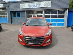 Rot Gebraucht 2016 Hyundai i30 Trend Kombi | 8.900 € (Fairer Preis)