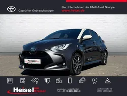 Grau Gebraucht 2020 Toyota Yaris Hybrid Style Limousine | 20.490 € (Etwas zu teuer)