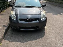 Grau Gebraucht 2010 Toyota Yaris Kleinwagen | 2.600 € (Fairer Preis)