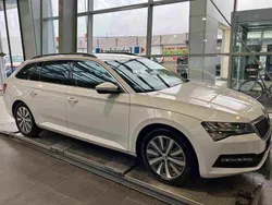 Weiß Gebraucht 2022 Skoda Superb Ambition Kombi | 18.800 € (Guter Preis)