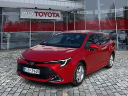Karminarotmetallic Gebraucht 2024 Toyota Corolla Team Kombi | 27.990 € (Fairer Preis)