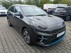 Grau Gebraucht 2021 Kia e-Niro 2 SUV | 21.900 € (Fairer Preis)