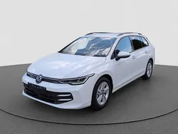 Pure white Gebraucht 2024 VW Golf VIII Life Kombi | 30.540 € (Etwas zu teuer)