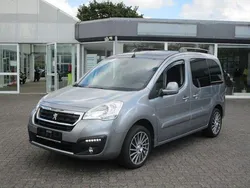 Grau Gebraucht 2018 Peugeot Partner Tepee Van / Kleinbus | 11.900 € (Fairer Preis)