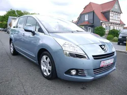 Blau Gebraucht 2010 Peugeot 5008 Premium Van / Kleinbus | 4.900 € (Fairer Preis)