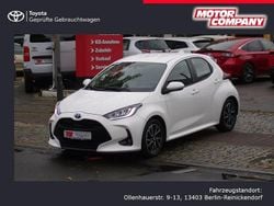 Schneeweiß Gebraucht 2022 Toyota Yaris Hybrid Basis Limousine | 19.750 € (Etwas zu teuer)