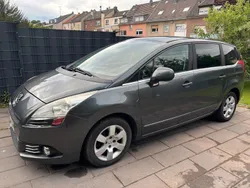 Grau Gebraucht 2013 Peugeot 5008 Active Van / Kleinbus | 3.500 €