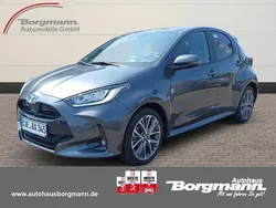 Grau Gebraucht 2024 Toyota Yaris Hybrid Style Limousine | 25.850 € (Fairer Preis)