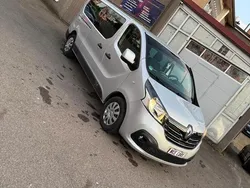 Silber Gebraucht 2017 Renault Traffic Van / Kleinbus | 21.000 €