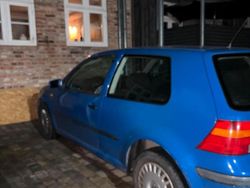 Blau Gebraucht 2000 VW Golf IV Kleinwagen | 500 € (Guter Preis)