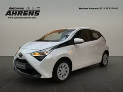 Schneeweiß Gebraucht 2021 Toyota Aygo X-play Kleinwagen | 9.980 € (Fairer Preis)