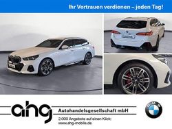 Mineral weiß metallic Gebraucht 2024 BMW 520 M Sport Kombi | 49.550 € (Superpreis)