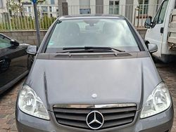 Grau Gebraucht 2011 Mercedes A180 Van / Kleinbus | 4.100 € (Fairer Preis)