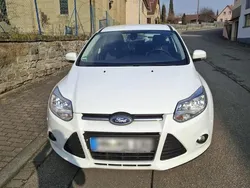 Weiß Gebraucht 2014 Ford Focus Limousine | 5.800 € (Fairer Preis)