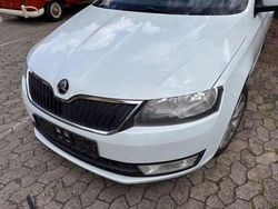 Weiß Gebraucht 2015 Skoda Rapid Ambition Limousine | 5.480 € (Fairer Preis)
