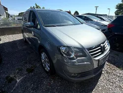 Grau Gebraucht 2009 VW Touran Freestyle Van / Kleinbus | 4.790 € (Fairer Preis)
