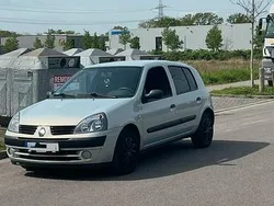 Silber Gebraucht 2004 Renault Clio II Kleinwagen | 1.200 €