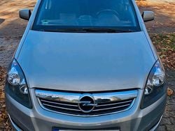 Grau Gebraucht 2011 Opel Zafira Van / Kleinbus | 3.990 € (Fairer Preis)
