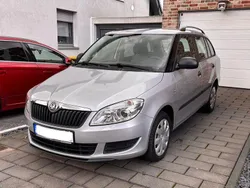 Grau Gebraucht 2011 Skoda Fabia Kombi | 2.999 € (Fairer Preis)