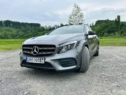Grau Gebraucht 2017 Mercedes GLA200 AMG line SUV | 19.450 € (Fairer Preis)