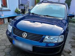 Blau Gebraucht 2000 VW Passat Kombi | 1.100 € (Etwas zu teuer)